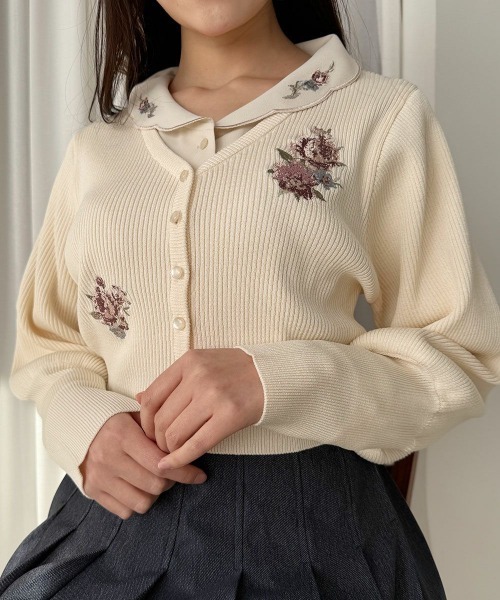 an another angelus（アンアナザーアンジェラス）の「アシメローズ刺繍リブニットカーディガン/fint フィント（カーディガン/ボレロ・レディース・オフホワイト/ブルーグレー・FREE）」の4枚目の写真