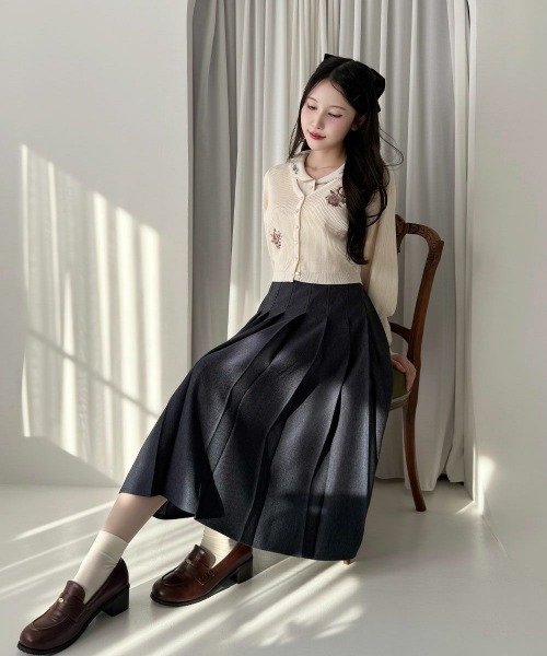 an another angelus（アンアナザーアンジェラス）の「アシメローズ刺繍リブニットカーディガン/fint フィント（カーディガン/ボレロ・レディース・オフホワイト/ブルーグレー・FREE）」の5枚目の写真