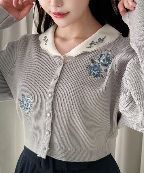 an another angelus（アンアナザーアンジェラス）の「アシメローズ刺繍リブニットカーディガン/fint フィント（カーディガン/ボレロ・レディース・オフホワイト/ブルーグレー・FREE）」の7枚目の写真