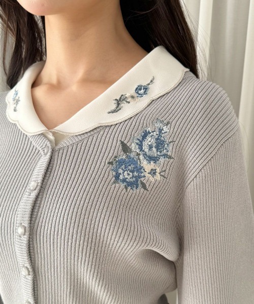 an another angelus（アンアナザーアンジェラス）の「アシメローズ刺繍リブニットカーディガン/fint フィント（カーディガン/ボレロ・レディース・オフホワイト/ブルーグレー・FREE）」の9枚目の写真