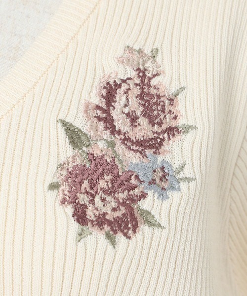 an another angelus（アンアナザーアンジェラス）の「アシメローズ刺繍リブニットカーディガン/fint フィント（カーディガン/ボレロ・レディース・オフホワイト/ブルーグレー・FREE）」の15枚目の写真