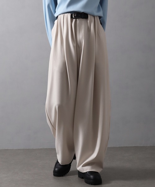 welise（ウェライズ）の「【welise/ウェライズ】スウェイングドレープクロス ウエストオーバータック ワイドカーブスラックス（スラックス・メンズ・オフホワイト/ブラック/チャコールグレー・L/S）」の2枚目の写真