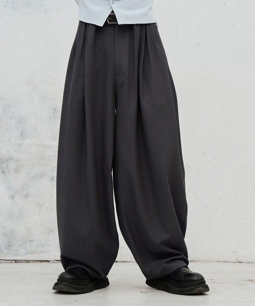 welise（ウェライズ）の「【welise/ウェライズ】スウェイングドレープクロス ウエストオーバータック ワイドカーブスラックス（スラックス・メンズ・オフホワイト/ブラック/チャコールグレー・L/S）」の3枚目の写真