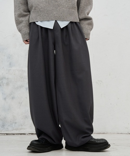 welise（ウェライズ）の「【welise/ウェライズ】スウェイングドレープクロス ウエストオーバータック ワイドカーブスラックス（スラックス・メンズ・オフホワイト/ブラック/チャコールグレー・L/S）」の4枚目の写真