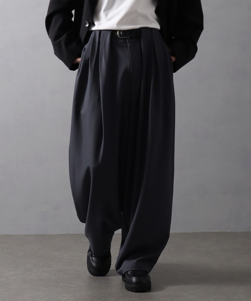 welise（ウェライズ）の「【welise/ウェライズ】スウェイングドレープクロス ウエストオーバータック ワイドカーブスラックス（スラックス・メンズ・オフホワイト/ブラック/チャコールグレー・L/S）」の9枚目の写真