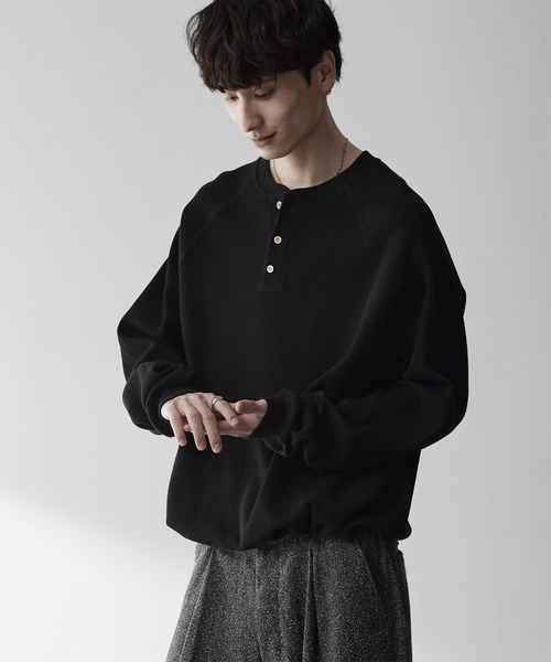 RUUBON（ルーボン）の「【RUUBON】henley neck long sleeve Tee/ヘンリーネック ロングスリーブTシャツ/ロンT（Tシャツ/カットソー・メンズ・ブラック/ライトグレー・S/M/L）」の2枚目の写真