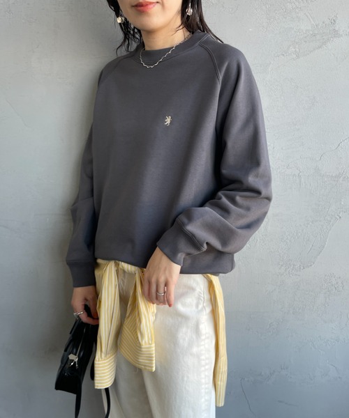 GYMPHLEX（ジムフレックス）の「[GYMPHLEX/ジムフレックス] スイングスリーブ ワンポイントロゴ刺繍スウェット（スウェット・レディース・ライトグレー/チャコールグレー/イエロー・12）」の2枚目の写真