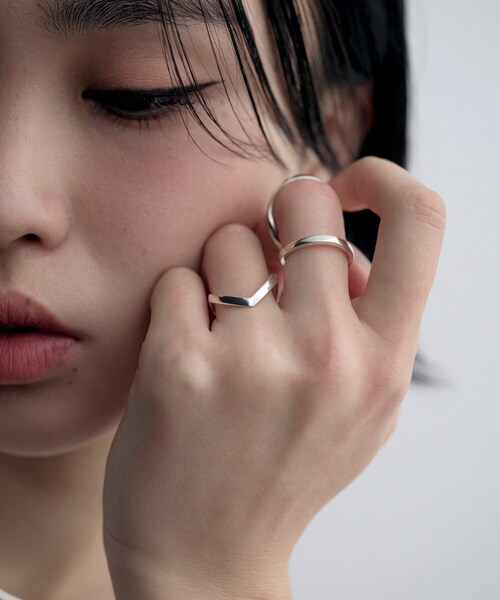 COCOSHNIK ONKITSCH(ココシュニックオンキッチュ)の「シルバー Vラインリング(リング・レディース・シルバー・14/12/10)」の8枚目の写真