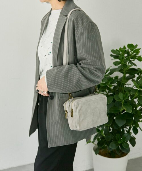 ear PAPILLONNER（イアパピヨネ）の「《ear別注》【B#AG(バッグ）】スエードショルダーバッグ（ショルダーバッグ・レディース・グリーン/ダークブラウン/ライトグレー・FREE）」の2枚目の写真