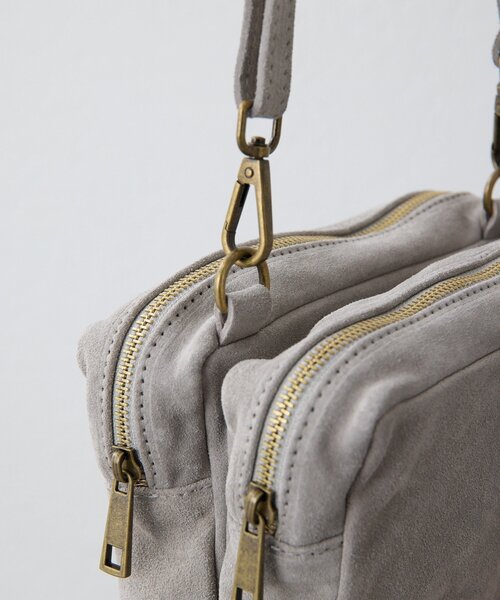 ear PAPILLONNER（イアパピヨネ）の「《ear別注》【B#AG(バッグ）】スエードショルダーバッグ（ショルダーバッグ・レディース・グリーン/ダークブラウン/ライトグレー・FREE）」の5枚目の写真