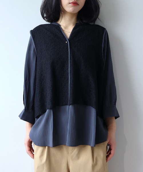 leswel(レスウェル)の「【WEB/一部店舗限定】【LL~5L 大きいサイズ】レースレイヤードバンドカラーブラウス(シャツ/ブラウス・レディース・チャコールグレー/オフホワイト/オレンジ・3L/LL/5L/4L)」の1枚目の写真