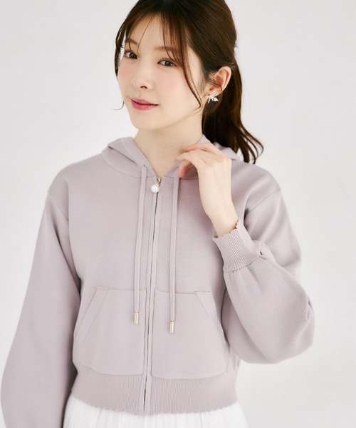 tocco closet(トッコ クローゼット)の「パールファスナー付きスカラップカットボンディングニットパーカー(パーカー・レディース・ピンクベージュ/ライトベージュ/ラベンダー・M)」の2枚目の写真