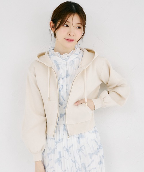 tocco closet(トッコ クローゼット)の「パールファスナー付きスカラップカットボンディングニットパーカー(パーカー・レディース・ピンクベージュ/ライトベージュ/ラベンダー・M)」の1枚目の写真
