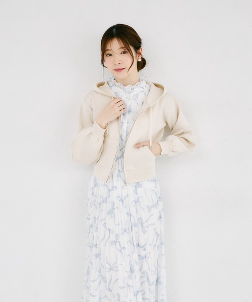 tocco closet(トッコ クローゼット)の「パールファスナー付きスカラップカットボンディングニットパーカー(パーカー・レディース・ピンクベージュ/ライトベージュ/ラベンダー・M)」の6枚目の写真