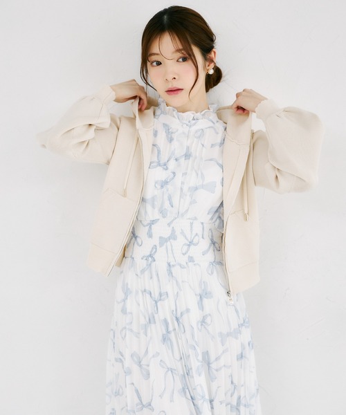 tocco closet(トッコ クローゼット)の「パールファスナー付きスカラップカットボンディングニットパーカー(パーカー・レディース・ピンクベージュ/ライトベージュ/ラベンダー・M)」の7枚目の写真
