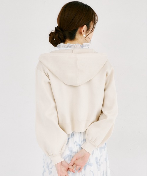 tocco closet(トッコ クローゼット)の「パールファスナー付きスカラップカットボンディングニットパーカー(パーカー・レディース・ピンクベージュ/ライトベージュ/ラベンダー・M)」の9枚目の写真
