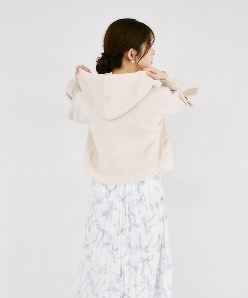 tocco closet(トッコ クローゼット)の「パールファスナー付きスカラップカットボンディングニットパーカー(パーカー・レディース・ピンクベージュ/ライトベージュ/ラベンダー・M)」の8枚目の写真