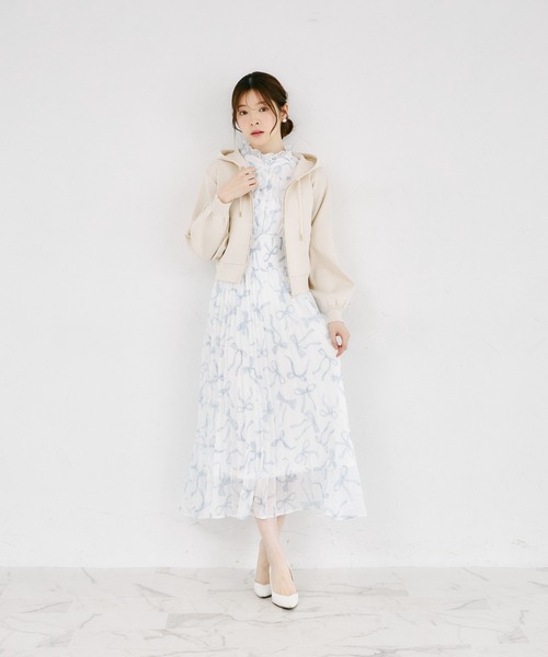 tocco closet(トッコ クローゼット)の「パールファスナー付きスカラップカットボンディングニットパーカー(パーカー・レディース・ピンクベージュ/ライトベージュ/ラベンダー・M)」の4枚目の写真