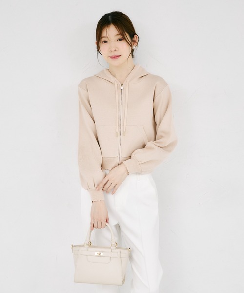 tocco closet(トッコ クローゼット)の「パールファスナー付きスカラップカットボンディングニットパーカー(パーカー・レディース・ピンクベージュ/ライトベージュ/ラベンダー・M)」の20枚目の写真