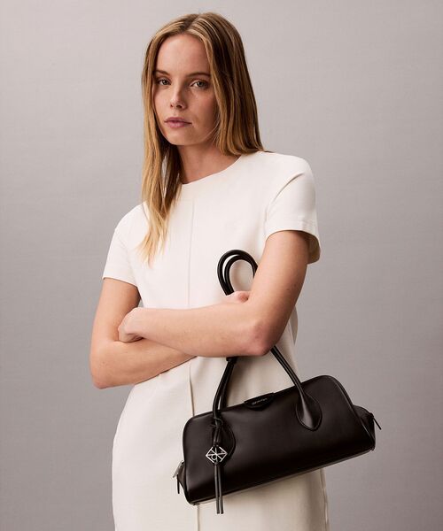 Calvin Klein(カルバン・クライン)の「クロスボディバッグ - エンブレムショルダーバッグ(ショルダーバッグ・レディース・ホワイト/ブラック・FREE)」の2枚目の写真