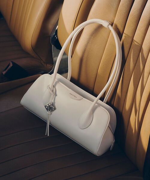 Calvin Klein(カルバン・クライン)の「クロスボディバッグ - エンブレムショルダーバッグ(ショルダーバッグ・レディース・ホワイト/ブラック・FREE)」の3枚目の写真