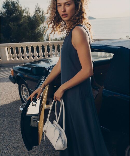 Calvin Klein(カルバン・クライン)の「クロスボディバッグ - エンブレムショルダーバッグ(ショルダーバッグ・レディース・ホワイト/ブラック・FREE)」の4枚目の写真