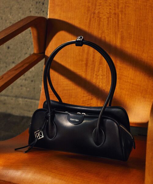 Calvin Klein(カルバン・クライン)の「クロスボディバッグ - エンブレムショルダーバッグ(ショルダーバッグ・レディース・ホワイト/ブラック・FREE)」の9枚目の写真