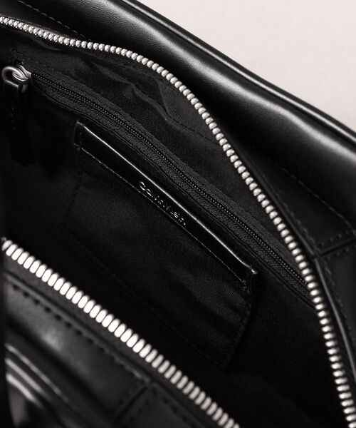 Calvin Klein(カルバン・クライン)の「クロスボディバッグ - エンブレムショルダーバッグ(ショルダーバッグ・レディース・ホワイト/ブラック・FREE)」の10枚目の写真