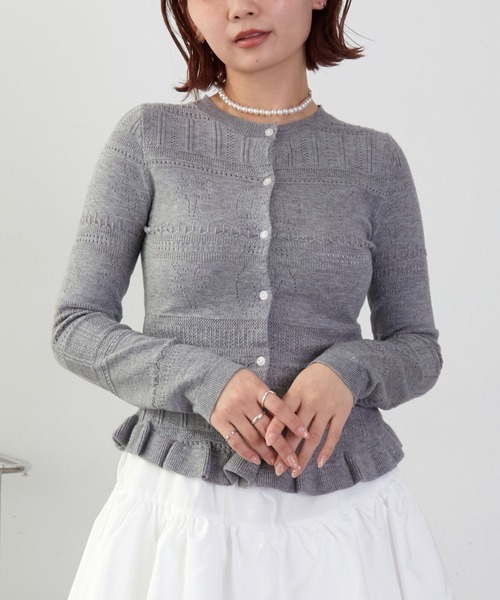 VIBGYOR（ヴィブジョー）の「【TUNE】シェルフリルカーディガン（カーディガン/ボレロ・レディース・グレー/レッド/ホワイト・FREE）」の2枚目の写真