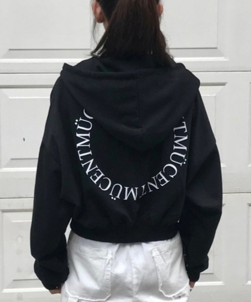 MUCENT(ムセント)の「A'GEM/9 × .kom 『MUCENT/ムセント』BACK LOGO 2-WAY HOOD ZIP-UP/バックロゴ 2 WAYジップアップパーカー(パーカー・レディース・ブラック/グレー・FREE)」の2枚目の写真