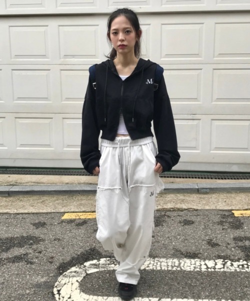 MUCENT(ムセント)の「A'GEM/9 × .kom 『MUCENT/ムセント』BACK LOGO 2-WAY HOOD ZIP-UP/バックロゴ 2 WAYジップアップパーカー(パーカー・レディース・ブラック/グレー・FREE)」の6枚目の写真