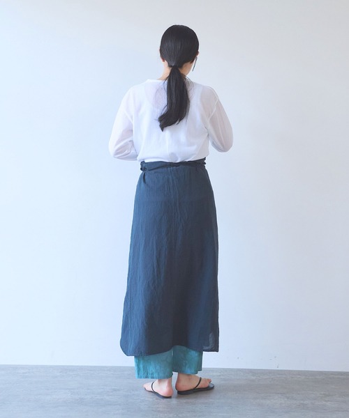 yuni（ユニ　）の「強撚CottonLinen 近江晒wrap one-piece（ジャンパースカート・レディース・チャコールグレー/パープル/カーキ・FREE）」の13枚目の写真