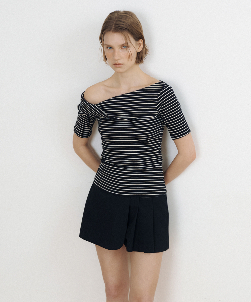 LUCIR ZU(ルシールズ)の「Stripe Twist One-Shoulder Top (black)(Tシャツ/カットソー・レディース・その他・FREE)」の1枚目の写真