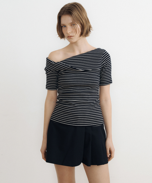 LUCIR ZU(ルシールズ)の「Stripe Twist One-Shoulder Top (black)(Tシャツ/カットソー・レディース・その他・FREE)」の2枚目の写真
