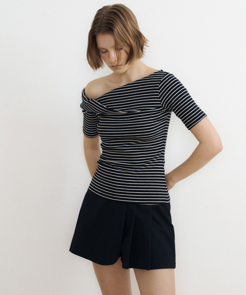 LUCIR ZU(ルシールズ)の「Stripe Twist One-Shoulder Top (black)(Tシャツ/カットソー・レディース・その他・FREE)」の3枚目の写真