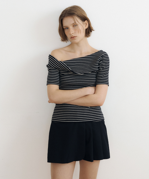 LUCIR ZU(ルシールズ)の「Stripe Twist One-Shoulder Top (black)(Tシャツ/カットソー・レディース・その他・FREE)」の4枚目の写真