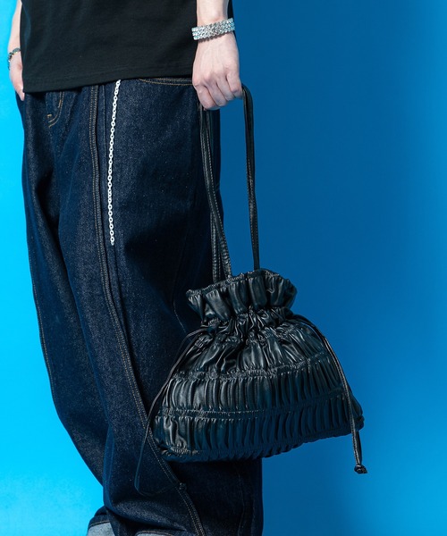 an meets zakka(アンミツザッカ)の「an meets zakka シャーリングフリルプリーツ合成皮革巾着ハンドバッグ(ハンドバッグ・レディース・ピンク/シルバー/ブラック・ONESIZE)」の2枚目の写真