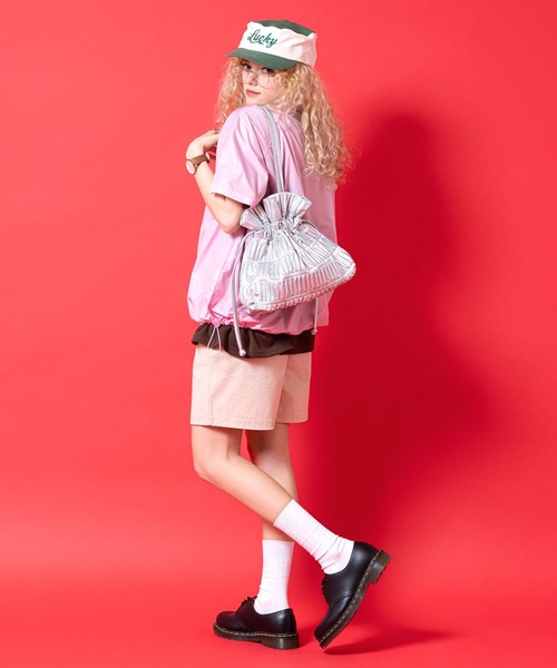 an meets zakka(アンミツザッカ)の「an meets zakka シャーリングフリルプリーツ合成皮革巾着ハンドバッグ(ハンドバッグ・レディース・ピンク/シルバー/ブラック・ONESIZE)」の8枚目の写真