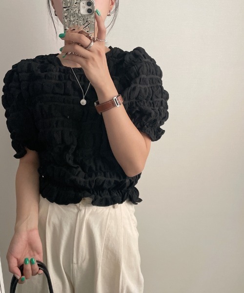 AMAJI（アマジ）の「ラウンドネック パフスリーブ 凹凸テクスチャ ギャザー ショート丈 トップス（Tシャツ/カットソー・レディース・ブラック/ホワイト・FREE）」の2枚目の写真