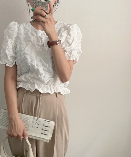 AMAJI（アマジ）の「ラウンドネック パフスリーブ 凹凸テクスチャ ギャザー ショート丈 トップス（Tシャツ/カットソー・レディース・ブラック/ホワイト・FREE）」の3枚目の写真