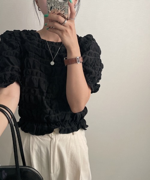 AMAJI（アマジ）の「ラウンドネック パフスリーブ 凹凸テクスチャ ギャザー ショート丈 トップス（Tシャツ/カットソー・レディース・ブラック/ホワイト・FREE）」の4枚目の写真