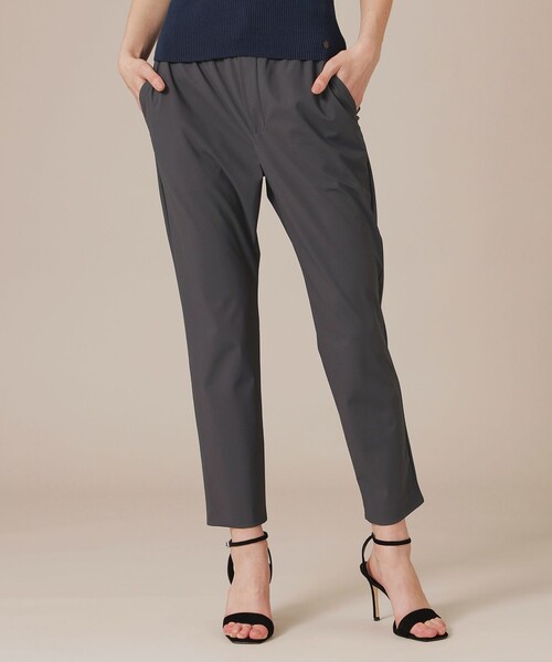 MACKINTOSH LONDON(マッキントッシュ ロンドン)の「【WEB・一部店舗限定】ナイロンストレッチクロップドパンツ(その他パンツ・レディース・ブラック/ベージュ/チャコールグレー・38/36)」の1枚目の写真