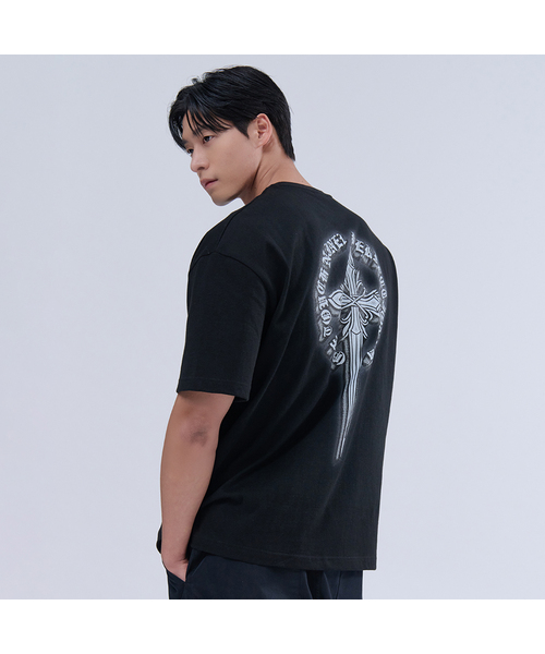NINEZ(ナインゼット)の「クルックスグラフィックコットンオーバーフィットTシャツ (2カラー)(Tシャツ/カットソー・メンズ・ホワイト/ブラック・X-LARGE/2XL/MEDIUM/LARGE)」の1枚目の写真