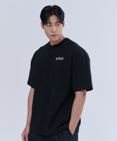 NINEZ(ナインゼット)の「クルックスグラフィックコットンオーバーフィットTシャツ (2カラー)(Tシャツ/カットソー・メンズ・ホワイト/ブラック・X-LARGE/2XL/MEDIUM/LARGE)」の4枚目の写真