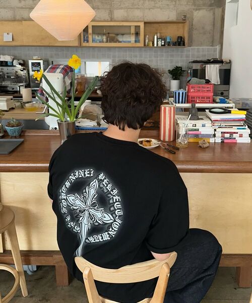 NINEZ(ナインゼット)の「クルックスグラフィックコットンオーバーフィットTシャツ (2カラー)(Tシャツ/カットソー・メンズ・ホワイト/ブラック・X-LARGE/2XL/MEDIUM/LARGE)」の15枚目の写真