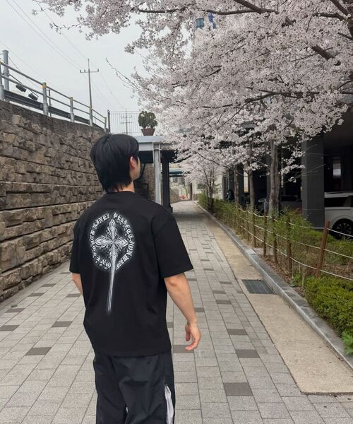 NINEZ(ナインゼット)の「クルックスグラフィックコットンオーバーフィットTシャツ (2カラー)(Tシャツ/カットソー・メンズ・ホワイト/ブラック・X-LARGE/2XL/MEDIUM/LARGE)」の16枚目の写真