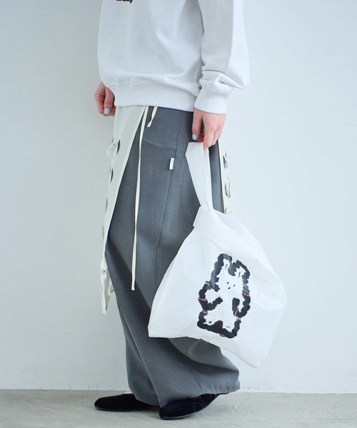 I am I in fact...(アイアムアイインファクト)の「UMA SHOPPER BAG(トートバッグ・レディース・ホワイト・FREE)」の1枚目の写真