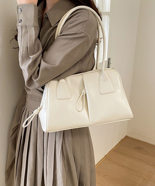 LA VORAGINE(ラ ヴォラジネ)の「フロントポケットボストンバッグ チャームなし(ボストンバッグ・レディース・Silver/Black/アイボリー・FREE)」の2枚目の写真