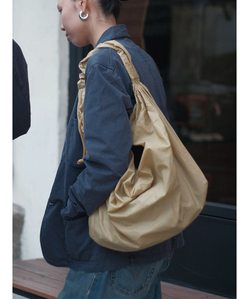 ACOC(アコック)の「Glossy Mid Tangle Twist Bag_Mustard(ショルダーバッグ・レディース・その他・FREE)」の3枚目の写真