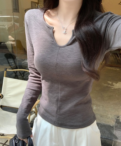 2ly2(トゥーリートゥー)の「Vネックカットソー 長袖 無地 フィット シンプル インナー対応(Tシャツ/カットソー・レディース・ブラック/ホワイト/グレー・FREE)」の1枚目の写真